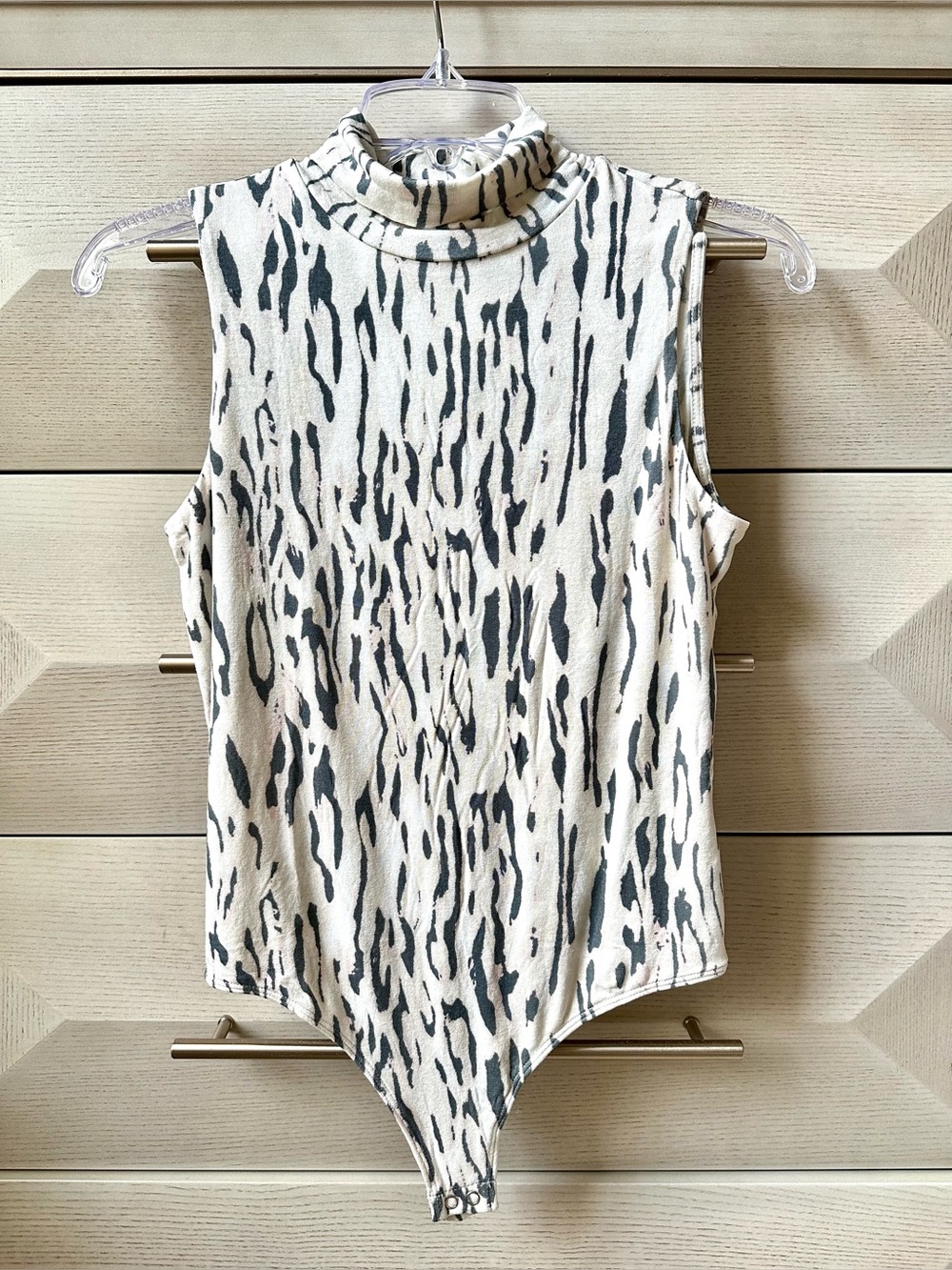 EXPRESS SLEEVELESS MOCK NECK BODYSUIT IN CREAM AND BLACK ANIMAL PRINT - SIZE M